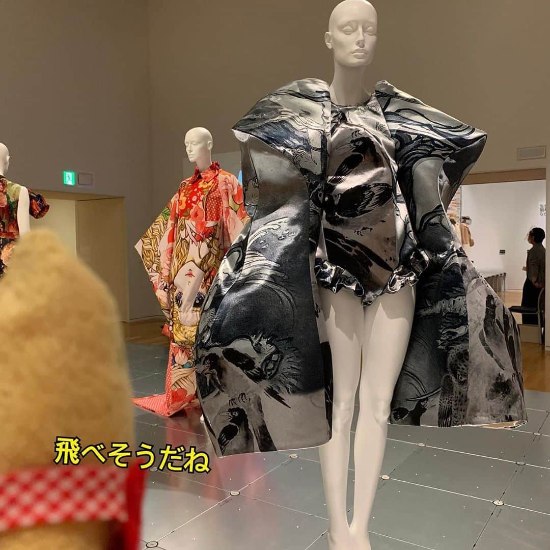 江口ともみさんのインスタグラム写真 - (江口ともみInstagram)「たかこです😊暑いね💦 こんな日はあんまり外出ちゃダメだね💦あたすぃお洋服好きだから、この間ドレスコー展て言うのに行ってきたよ‼️色んな時代の色んなお洋服や写真が見られて楽しかったよ✨  川久保さんのお洋服、ショーの映像も見られてカッコ良かったよ あたいたちには着られないけどね💦  #fumofumosan #フモフモさん  #たかこ#ドレスコード展 #川久保玲 #コムデギャルソン」8月16日 14時13分 - tomomin.eguchi