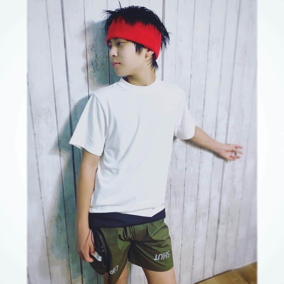 ひゅうがのインスタグラム：「最近お気に入りのコーディネートです！CHARI&COさんの洋服を着て、 運動がてら早朝サイクリングするのが気持ちいいです！ 貴重品などが、カーキのパンツの大きなポケットに入るので、 忘れ物大将の僕にはピッタリです！  そしてコウモリTはどんなパンツにも合うので、コーディネートの幅が広がり、楽しいです！  #chariandco #吉田日向 #hyugayoshida #hyudinate」