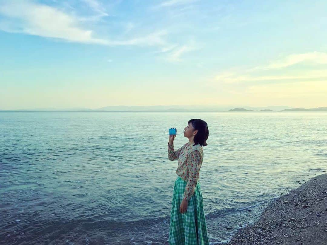 安藤サクラさんのインスタグラム写真 - (安藤サクラInstagram)「暑い暑い暑いぃぃっ🌞みなさま水分補給はしっかりと🙏🤍🌞塩分もね🌊ということでカメラロールにねむってた福子とイオンウォーターの写真🌏みんなに会いたいなー。#ionwater#イオンウォーター」8月16日 14時21分 - sakuraando