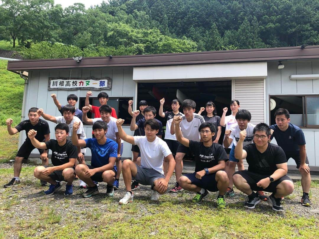 伊藤薫平のインスタグラム：「水上の青春ストーリー！  川根高校 カヌー部を取材させて もらいました。  去年、全国総体で 準決勝に進出した 名門です。  全国総体中止を 乗り越えた3年生5人が 最後の大会に臨みました。  その結果は！？  今回はドローンを飛ばして、 湖面を疾走する 美しい画も撮影🎥  このあと17時からの #Dスポ　で！  山本ディレクターと、 カヌーポーズ。 気持ちだけは、 2人も青春気分、です笑  #川根高校 #カヌー #英語だと #canoe  #青春 #いいなぁ」