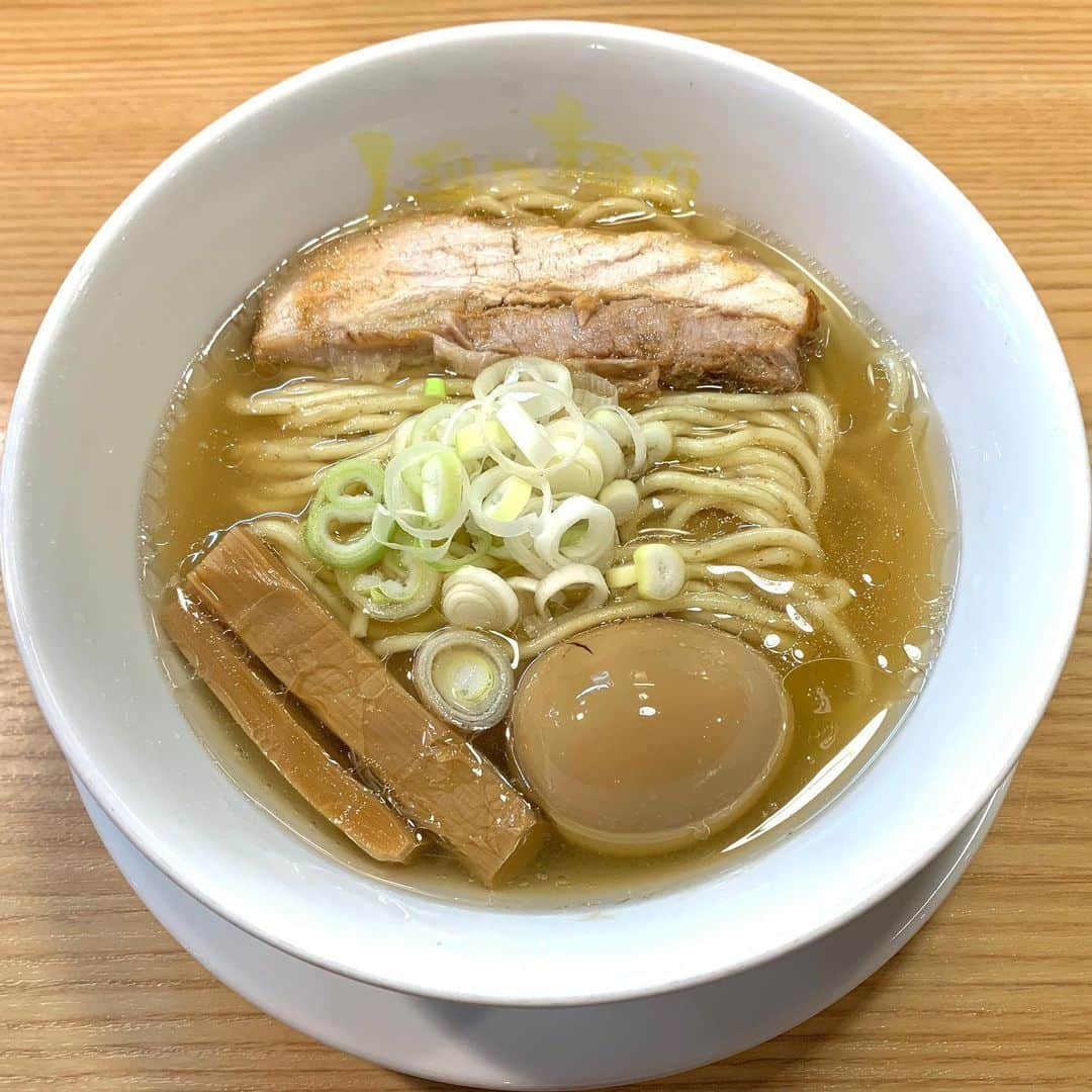 鹿野淳さんのインスタグラム写真 - (鹿野淳Instagram)「大阪から東京に戻る前に、「人類みな麺類」という店名の妙に誘われて行ってみたら、とんだ行列店で生まれて初めて90分も並んでラーメンを食べた。 麺とチャーシューのトゥルトゥル感がハンパなく、一生こんな並ぶことがないであろうラーメンがこれでよかった。「魚貝」系の醤油、かなり沁みました。 #多分ミスチルファンには堪らないお店だと思う」8月16日 14時31分 - sikappe