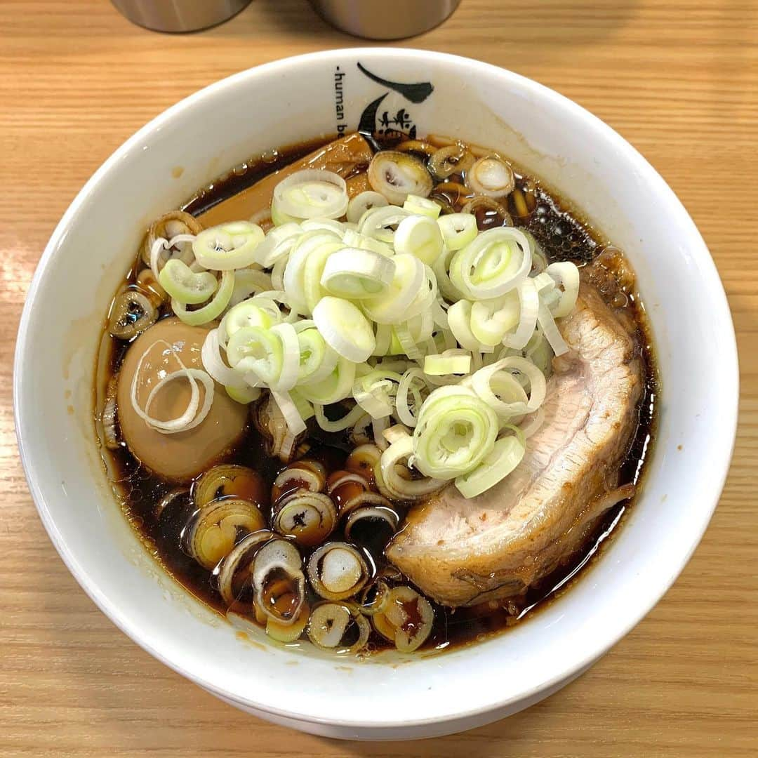 鹿野淳さんのインスタグラム写真 - (鹿野淳Instagram)「大阪から東京に戻る前に、「人類みな麺類」という店名の妙に誘われて行ってみたら、とんだ行列店で生まれて初めて90分も並んでラーメンを食べた。 麺とチャーシューのトゥルトゥル感がハンパなく、一生こんな並ぶことがないであろうラーメンがこれでよかった。「魚貝」系の醤油、かなり沁みました。 #多分ミスチルファンには堪らないお店だと思う」8月16日 14時31分 - sikappe