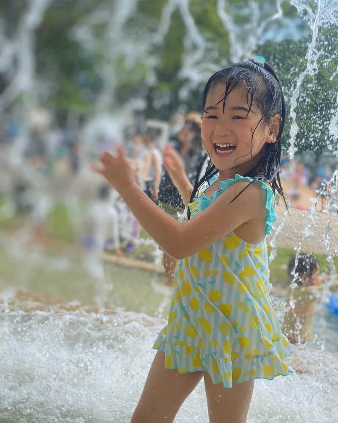 ジョー さんのインスタグラム写真 - (ジョー Instagram)「今日は公園で水バシャバシャ遊び 同じ公園での2歳くらいのときの娘写真と比べると、まぁ大きくなったねw  #楽しそうでなにより #次はピクニックいこう #娘が鬼滅の刃好きと言い出す #あたしねずこねと言い出す #ならパパはたんじろうねと伝える #そしたら娘が #パパはハゲてるからたんじろうじゃないと言い出す #ハゲだけなの？　#嬉しい」8月16日 14時40分 - doublename_jo