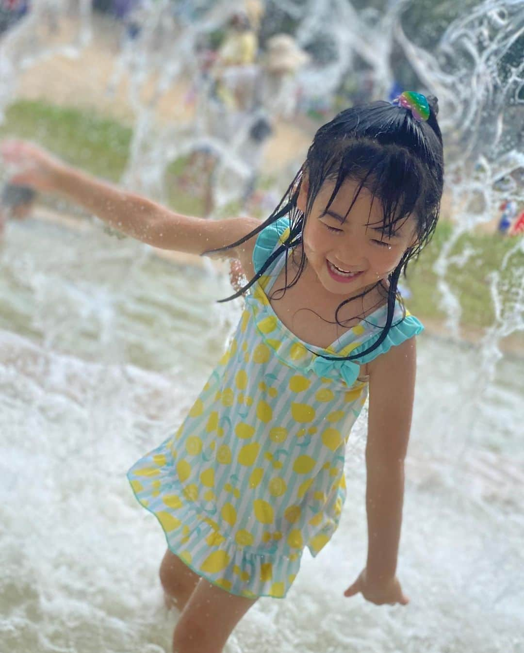 ジョー さんのインスタグラム写真 - (ジョー Instagram)「今日は公園で水バシャバシャ遊び 同じ公園での2歳くらいのときの娘写真と比べると、まぁ大きくなったねw  #楽しそうでなにより #次はピクニックいこう #娘が鬼滅の刃好きと言い出す #あたしねずこねと言い出す #ならパパはたんじろうねと伝える #そしたら娘が #パパはハゲてるからたんじろうじゃないと言い出す #ハゲだけなの？　#嬉しい」8月16日 14時40分 - doublename_jo