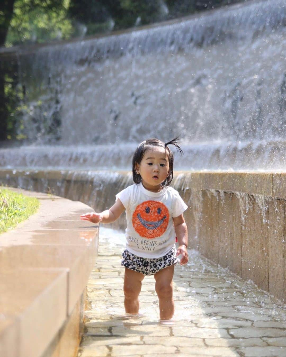 ジョー さんのインスタグラム写真 - (ジョー Instagram)「今日は公園で水バシャバシャ遊び 同じ公園での2歳くらいのときの娘写真と比べると、まぁ大きくなったねw  #楽しそうでなにより #次はピクニックいこう #娘が鬼滅の刃好きと言い出す #あたしねずこねと言い出す #ならパパはたんじろうねと伝える #そしたら娘が #パパはハゲてるからたんじろうじゃないと言い出す #ハゲだけなの？　#嬉しい」8月16日 14時40分 - doublename_jo