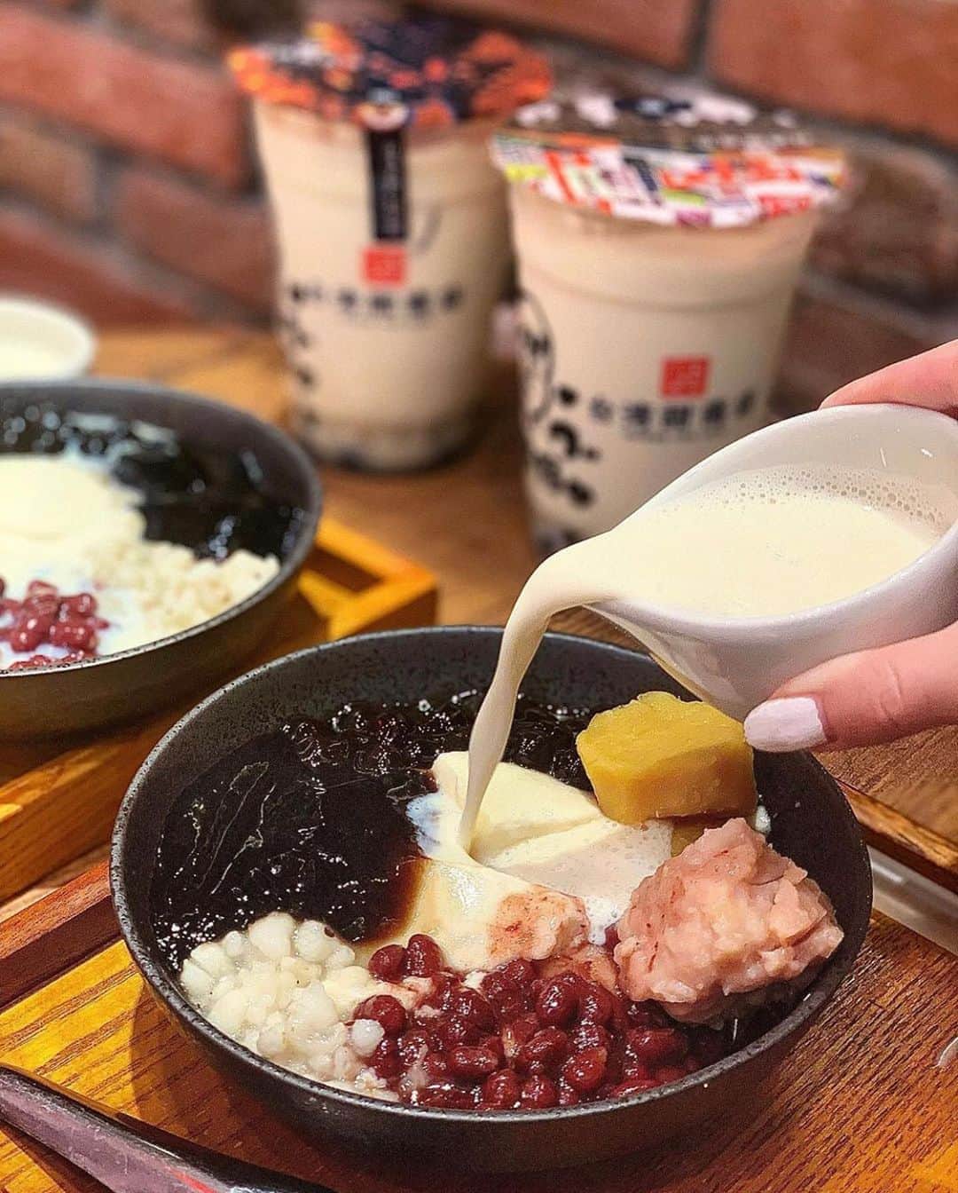 RETRIP<リトリップ>グルメのインスタグラム：「【RETRIP×大阪】 こちらは大阪にある「台湾甜商店 （タイワンテンショウテン）です。東京や関西を中心に出店している台湾タピオカ専門店のこちらでは、8月から"豆乳豆花"を提供中🌸 スルリとした喉越しの冷たい豆花は、あつい夏にぴったりのスイーツですよ。 . RETRIPでは「おでかけ」に関する様々な情報を発信しています。ぜひ他のアカウントもチェックしてください！ . @retrip_nagoya_ 名古屋の話題のカフェを紹介 @retrip_osaka_ 大阪のおでかけグルメスポットを紹介 @retrip_kyoto_ 京都のおでかけスポットを紹介 @retrip_fukuoka_ 福岡のおでかけグルメスポットを紹介 @retrip_hokkaido_ 北海道のおでかけスポットを紹介 @retrip_korea_ 韓国の話題のカフェを紹介 @retrip_news 最新のおでかけ情報を紹介 @retrip_nippon 日本の絶景を紹介 @retrip_global 海外の絶景を紹介 @retrip_gourmet 全国の話題のスイーツを紹介 @retrip_dinner 全国の話題のごはんを紹介 @retrip_cafe 全国のおしゃれなカフェを紹介 . ▼RETRIP[リトリップ]のアプリは AppStore、GooglePlay「リトリップ」で検索！ プロフィールのURLからもダウンロードできます。 . photo by  @seiran_ko . . #retrip #retrip_rh #台湾甜商店  #豆花 #大阪カフェ #東京カフェ #カフェ好きな人と繋がりたい #スイーツ好き #スイーツ好きな人と繋がりたい #スイーツ好きな人とつながりたい #グルメ好きな人と繋がりたい #グルメ好き #グルメ好きと繋がりたい #スイーツ部 #カフェ部」