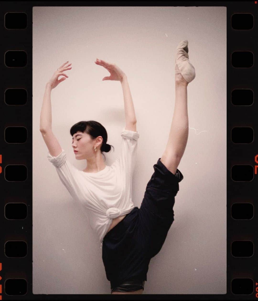 蘭舞ゆうさんのインスタグラム写真 - (蘭舞ゆうInstagram)「🩰... 今は鍛えるのみ！ 早く芝居したいなー🤤 お芝居したい、歌いたい、踊りたい。みんなに会いたい。 やりたい事いっぱいだね笑 #korean#japan#2020#일상스타그램#데일리그램#ranma#actor#ballet」8月16日 14時48分 - ranma_yu