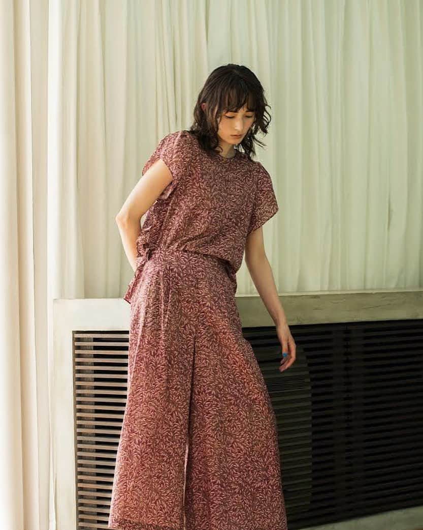 風間ゆみえのインスタグラム：「@la_marine_francaise_official  　 "Director's special edition"  涼やかにまといながらも 気分は少し秋めいた ボルトーにピンクカラー  #リバティプリント #リーフ柄  @la_marine_francaise_official  発送スタートしました❣️」