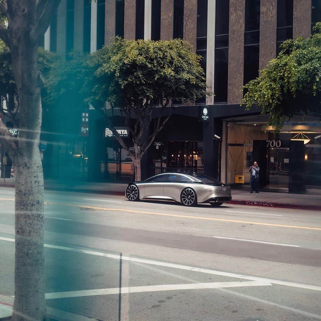 メルセデス・ベンツさんのインスタグラム写真 - (メルセデス・ベンツInstagram)「The Vision #EQS on the Streets of Los Angeles. The iconic concept car is an outlook on the electric future of Mercedes-Benz. #switchtoEQ」8月16日 15時03分 - mercedesbenz