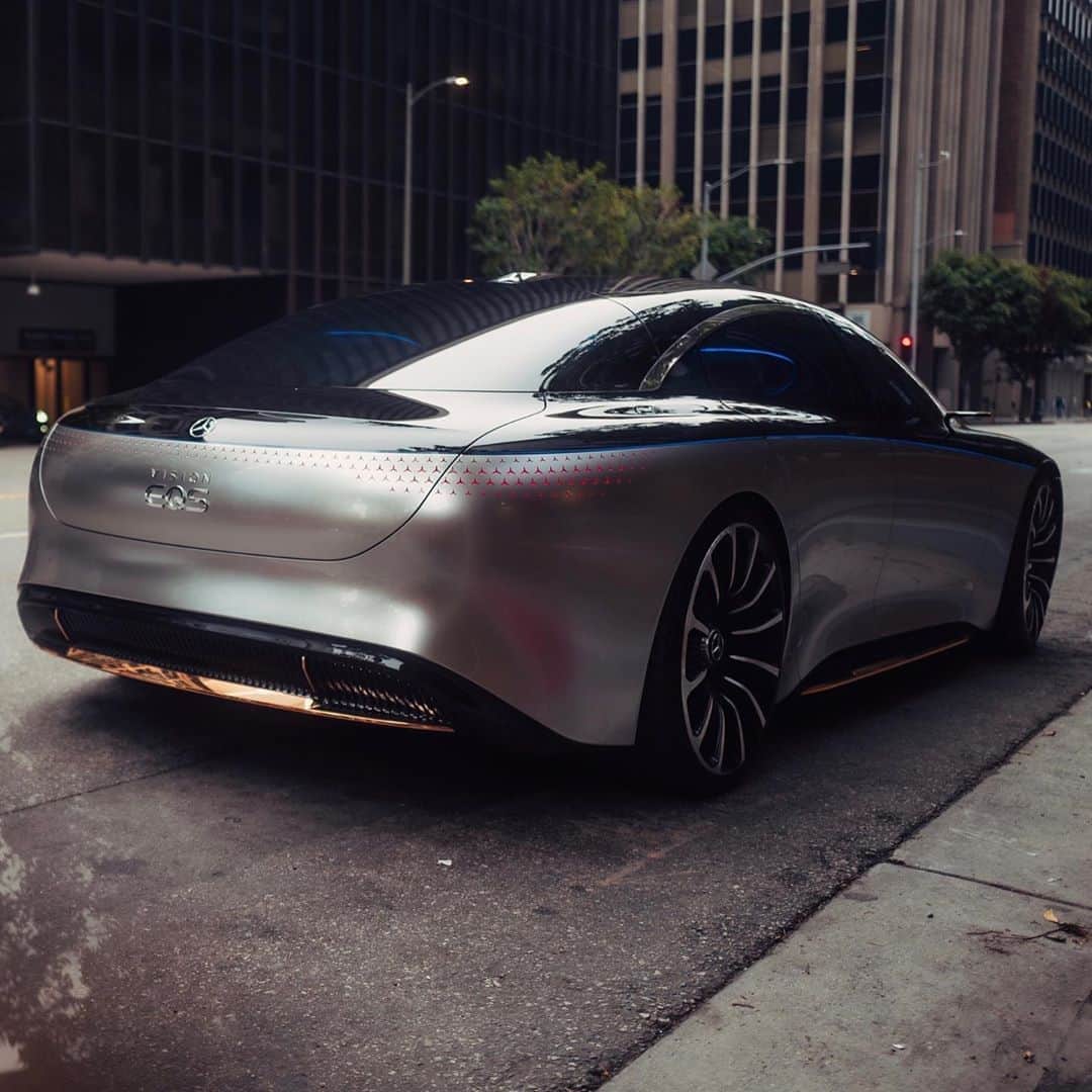 メルセデス・ベンツさんのインスタグラム写真 - (メルセデス・ベンツInstagram)「The Vision #EQS on the Streets of Los Angeles. The iconic concept car is an outlook on the electric future of Mercedes-Benz. #switchtoEQ」8月16日 15時03分 - mercedesbenz