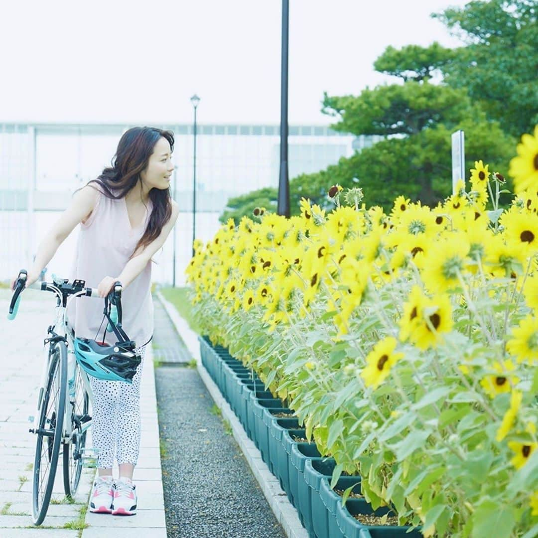 鈴木聖奈さんのインスタグラム写真 - (鈴木聖奈Instagram)「＊ @bianchijapan  @bianchibicycles  ＊ #ロードバイク  #ロードバイク女子  #ロードバイク初心者  #ポタリング  #ゆるポタ #ビアンキ  #チェレステ  #ミニベロ  #風景  #お散歩 #ロングヘア #ヘアアレンジ #ヘアスタイル #撮影  #自転車  #自転車女子  #ひまわり #向日葵  #ビアンキ女子  #ゆるふわアレンジ  #スポーツウェア  #スポーツ女子  #bianchibikes  #bicycles  #bianchi  #birdy  #bike  #trek  #cycling  #cyclist ⠀」8月16日 15時01分 - seina.suzuki