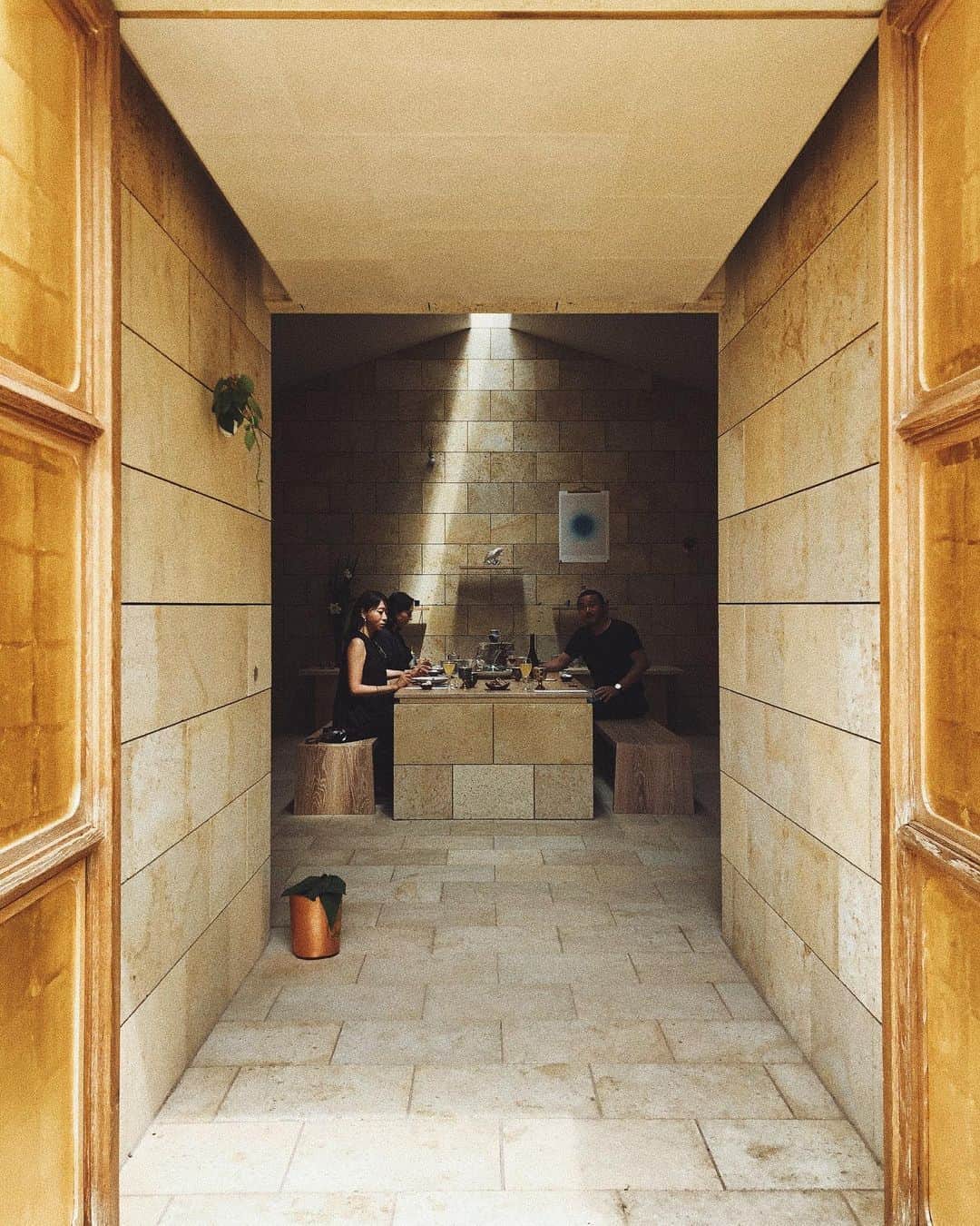 のインスタグラム：「. open the door! な、なんと素敵な。  天井に真っ直ぐはしる 窓から差す光と一面白の表情豊かな和紙。 時の経過は光が教えてくれた。  建築は シンプリシティー緒方さん。 (好きなわけや。  さて 今回は 嘸旦ギャラリーで開催されている 『 浮世 』展へ。 (〜9/6まで。  完全アポイント制の空間で ATAKA CAFEの由岐中シェフのお料理を 錦山窯の器で頂くなんとも贅沢な時間。  小松市の代表酒 " 農口 "も錦山窯の酒器で。  吉田幸央 るりこ ご夫婦に 錦山窯の歴史や作品 ハレノヒだけじゃない器の使い方 沢山のお話が聞けて また好きな器が増えました。  大きな木の下でまた集まりたいです。  #小松市 #錦山窯 #嘸旦ギャラリー」