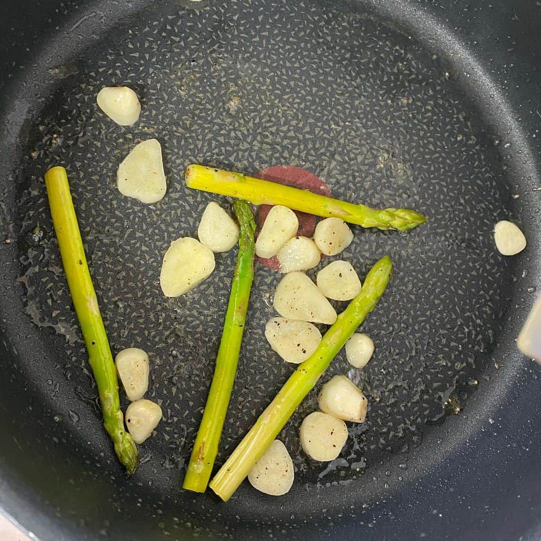 カン・ユンジさんのインスタグラム写真 - (カン・ユンジInstagram)「Home cooking 👩🏻‍🍳  만들어먹깅 〜 버터슈림프、쏘세지、갈릭 🧄 카레 🍛  좋은 일요일 되세용 ❤️  . . バター海老、Sausage,ガリックカレー🍛作って食べました。 良い日曜を❣️ .  . I made butteredShrimp,Sausage and smoked garlic curry ❣️Have a nice Sunday❣️ #yummy #cook #じすい」8月16日 15時39分 - leheekang