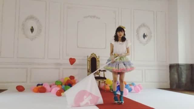楠田亜衣奈のインスタグラム：「急にすんっ。  POWER FOR LIFE のMV撮影時のやぁーつ。 MVはアニバーサリーアルバムにも収録されてます。オーディオコメンタリー付きです。 #アニバーサリーアルバム予約受付中」
