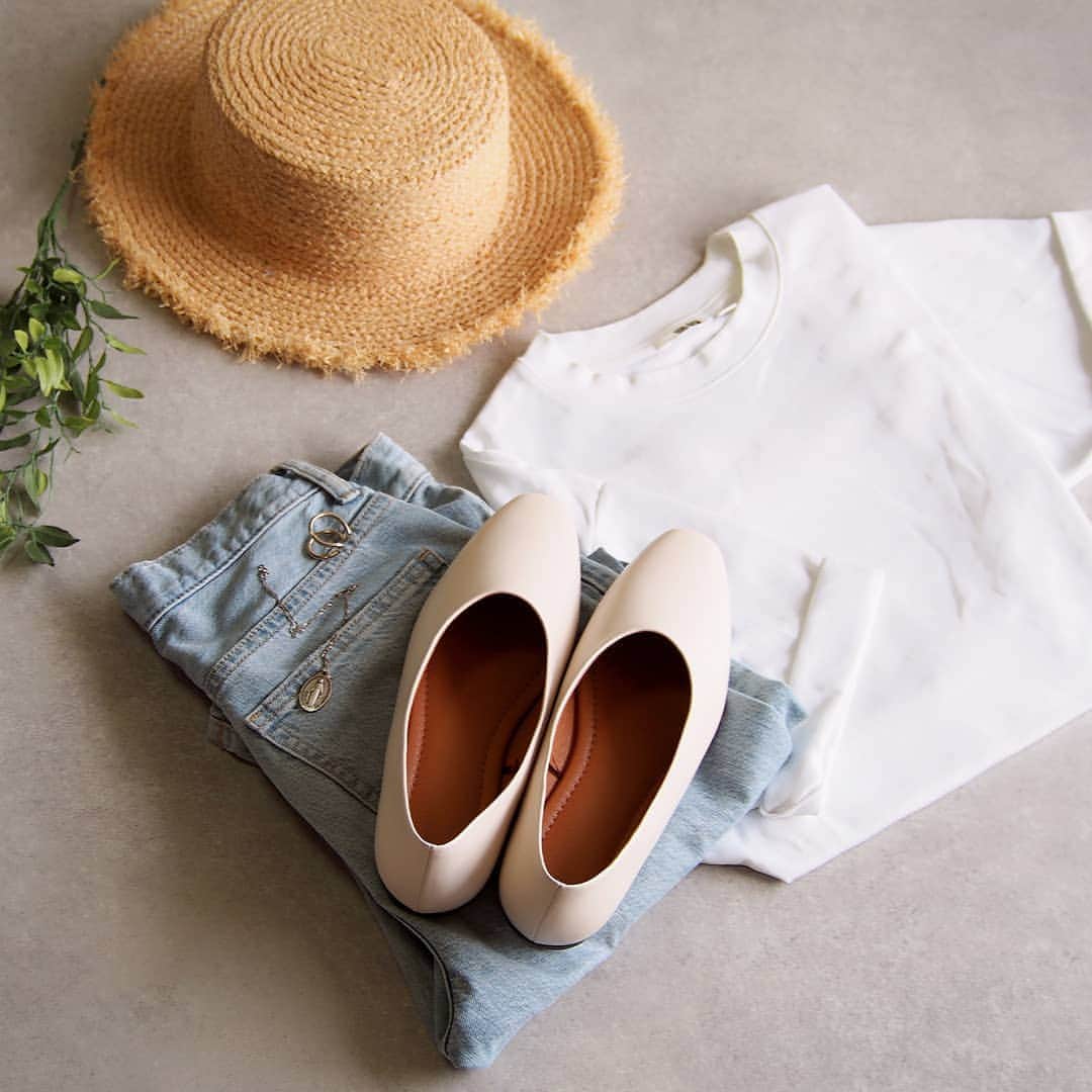 nori0620のインスタグラム：「GUのシューズは毎シーズン買い足してるくらい👠 履きやすさとデザインが豊富  #Vカットシフォンフラットシューズ@gu_global   何かと重宝しそうな 柔らかい履き心地の一足♪  #instafashion #fashion#code #gu#yカットシフォンフラットシューズ#zara#kids#hat#ストローハット#プチプラコーデ#ママファッション#ママコーデ#夏コーデ#置き画 #locari」