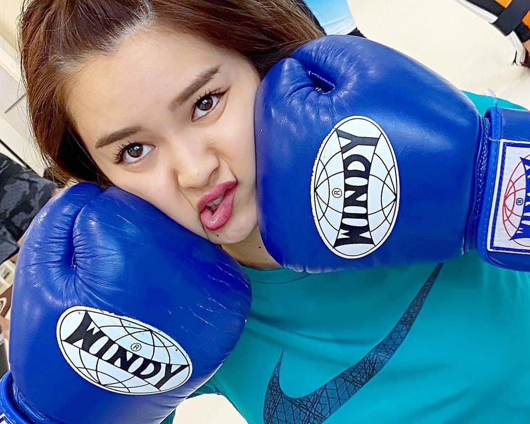 富久美玲のインスタグラム：「_ . キックボクシングはじめました🥊🦵 . まだ通いはじめて3回目なんですけど 徐々に身についていく感じがすごく 嬉しくて楽しいです🥺🥺日々成長！ .」