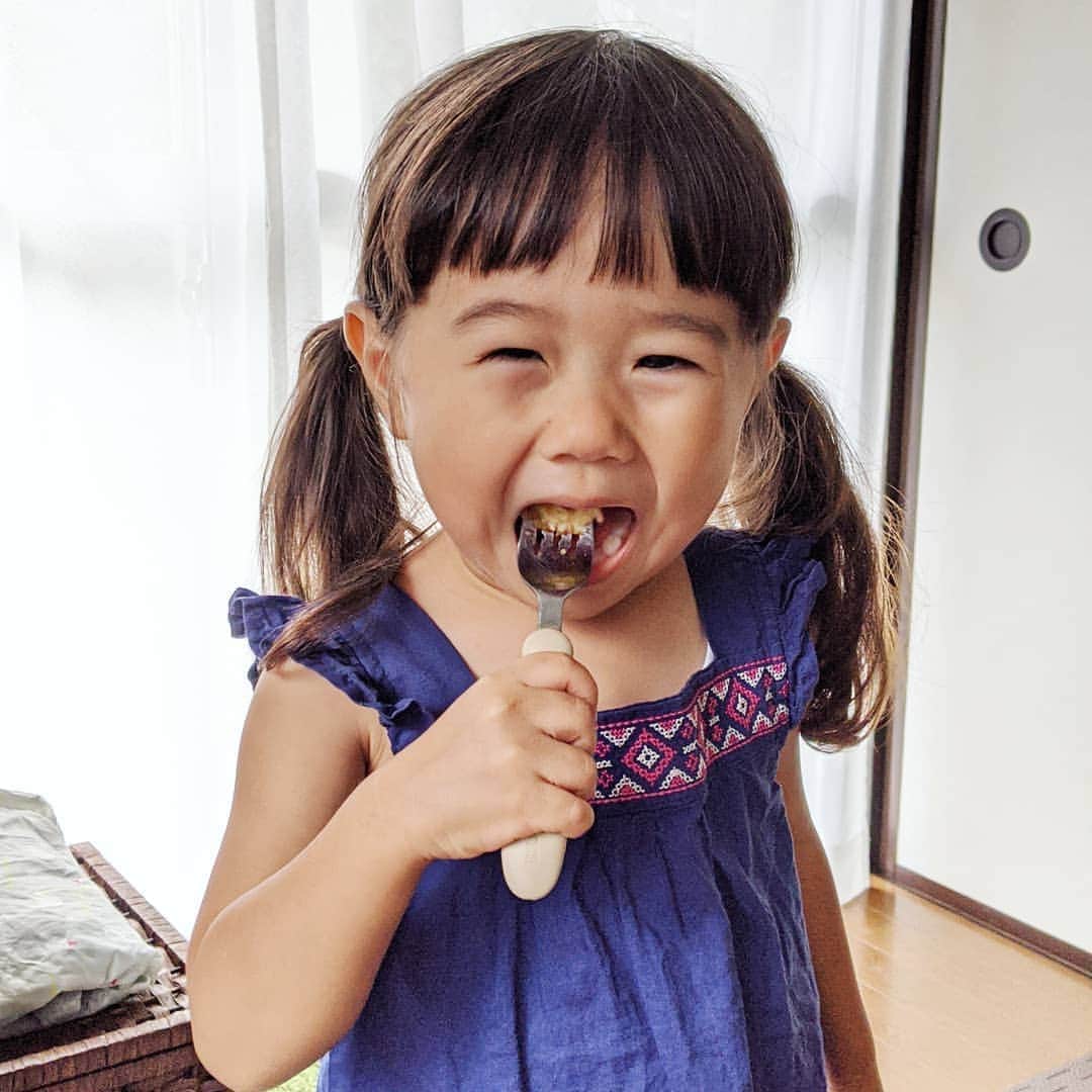 吉村美樹さんのインスタグラム写真 - (吉村美樹Instagram)「ひさしぶりに私の焼いたホットケーキ☺娘は本当に喜んで食べてくれるので、作り甲斐がある！！最後のポーズ（笑） #ホットケーキ #おやつ #分厚い #なぜか分厚い #母のホットケーキ #黒蜜 #黒蜜ホットケーキ 桃太郎みつ #自然食 #安心 #たくさん食べてくれてありがとう」8月16日 15時59分 - yoshimuramiki0911