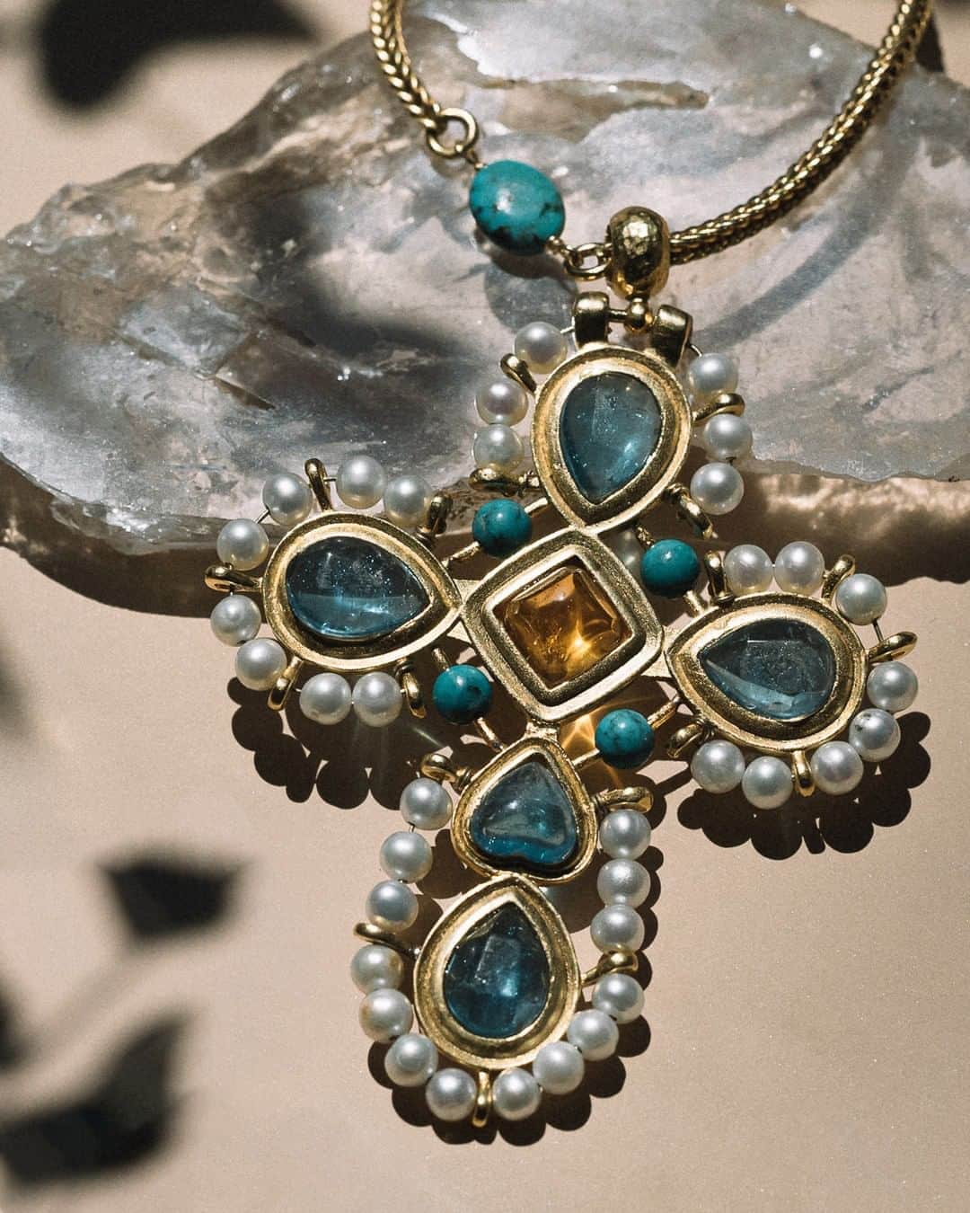 グーセンス パリのインスタグラム：「VENISE cross pendant adorned with tinted rock crystal cabochons, freshwater pearls and turquoise. . #📷 by @alix.marnat」