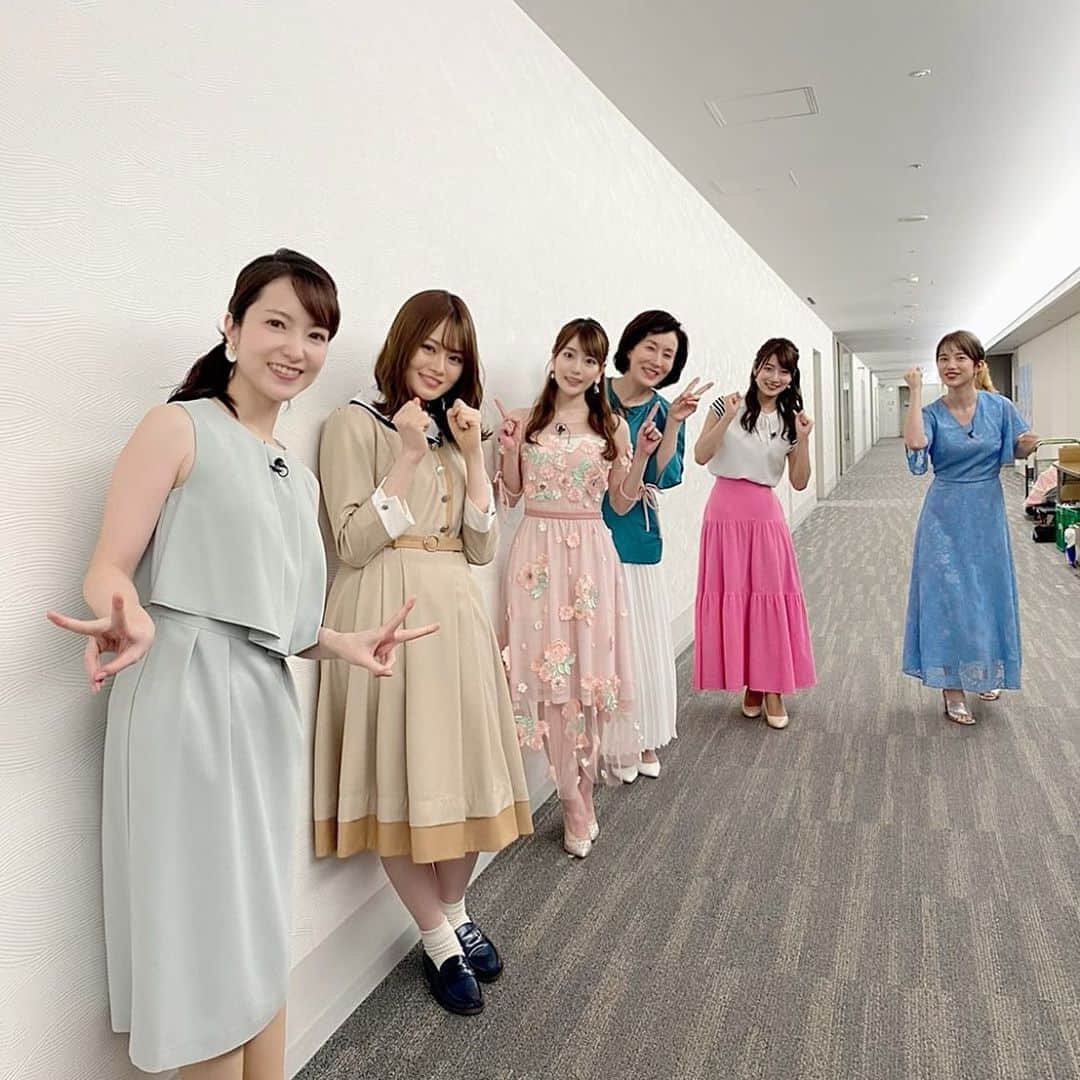 天明麻衣子のインスタグラム：「明日の夜8時30分から、テレビ朝日のQさま！！に出演します✨ ウワサのインテリ美女軍団vsインテリ男子軍団です😉  マスドリル、チームワークも必要だし、最後までハラハラドキドキで楽しい！おおっと思う解答も続出したので、ぜひ観てくださいね💕  収録中ずっと思ってたけど、竹俣ちゃんの衣装かわいい！  #テレビ朝日 #qさま #クイズ #マスドリル #インテリ美女軍団 #ソーシャルディスタンスで写真#ソーシャルディスタンス #でも仲はいい #明日20時30分」