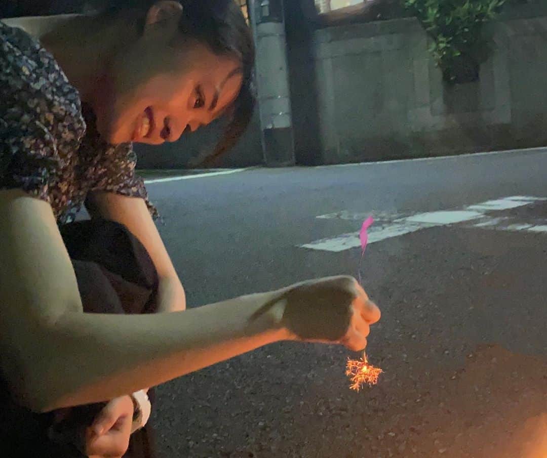 多田成美さんのインスタグラム写真 - (多田成美Instagram)「花火をしました🎆 線香花火を落とさず最後までできて嬉しかったです！❤︎」8月16日 16時12分 - narumitada_official