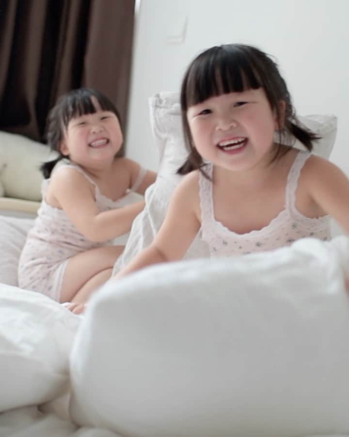 MOMOツインズのインスタグラム：「Why our posts have been slow these days. Welcome to our household 😆😭 #parentsof3 #nohelper」