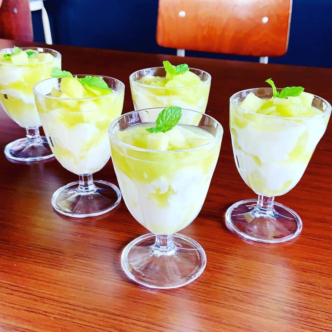 志摩有子さんのインスタグラム写真 - (志摩有子Instagram)「デザートは杏仁豆腐メロンソース🍈 いつもの通り、聘珍楼の杏雲で簡単に。」8月16日 16時06分 - ariko418