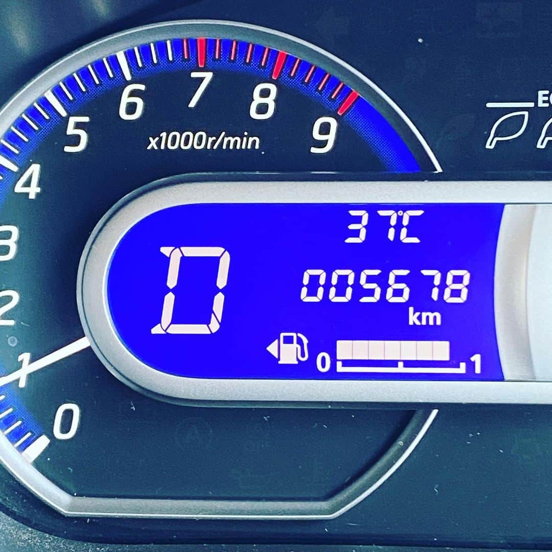 こまけいこのインスタグラム：「37度！  いやマジでホント無理。  美容院でケープかけたらサウナ状態で気持ち悪くなった。  外したら恥ずかしいぐらいの汗。 グレーの服着てったのが間違いだった。  意味なく髪を伸ばしててロングなのだが、結ぶと生え際の白髪が目立つので染める頻度が高くなってる。 完全に切るタイミング失ってる。  なんもする気しないのに、買い物には行かなきゃいけないしご飯も作らなきゃいけないしつら。」