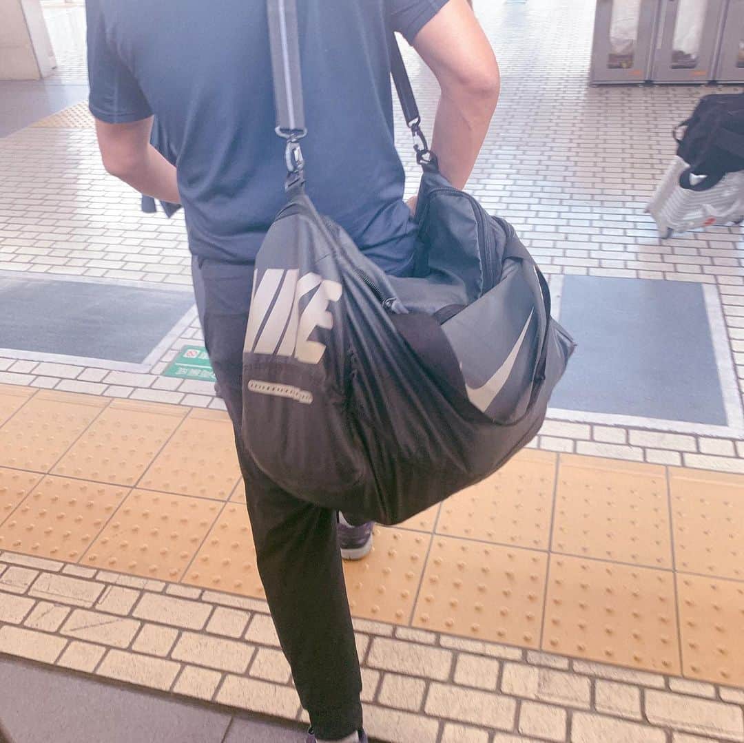 高橋茂雄さんのインスタグラム写真 - (高橋茂雄Instagram)「A. まさかの予備の箸を常備していた八木さんがくれました！  #カバンでかすぎる #常に予備を入れてるカバン #いつでも5泊できそうなカバン #常に荷物多い芸人 #あなたナイキのなんなのさ #中学からの先輩 #箸あざます」8月16日 16時09分 - shigeo0128