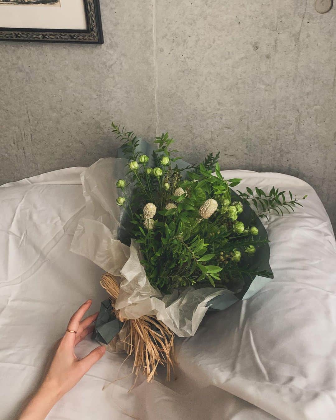 sahomiのインスタグラム：「わあ、届いたー！🌿 なかなかの暑さで外出できなかったところ オンラインで注文して届けてくれるのは とっても助かります。。 お家にお花があるって、幸せよね。。 コーヒー飲んでゆるり過ごす昼下がり。。 ああ幸せだあ。。 @f_flower_bouquet__ さんありがとうございます。。 #PR #f_bouquet #ストーリーのある花束」