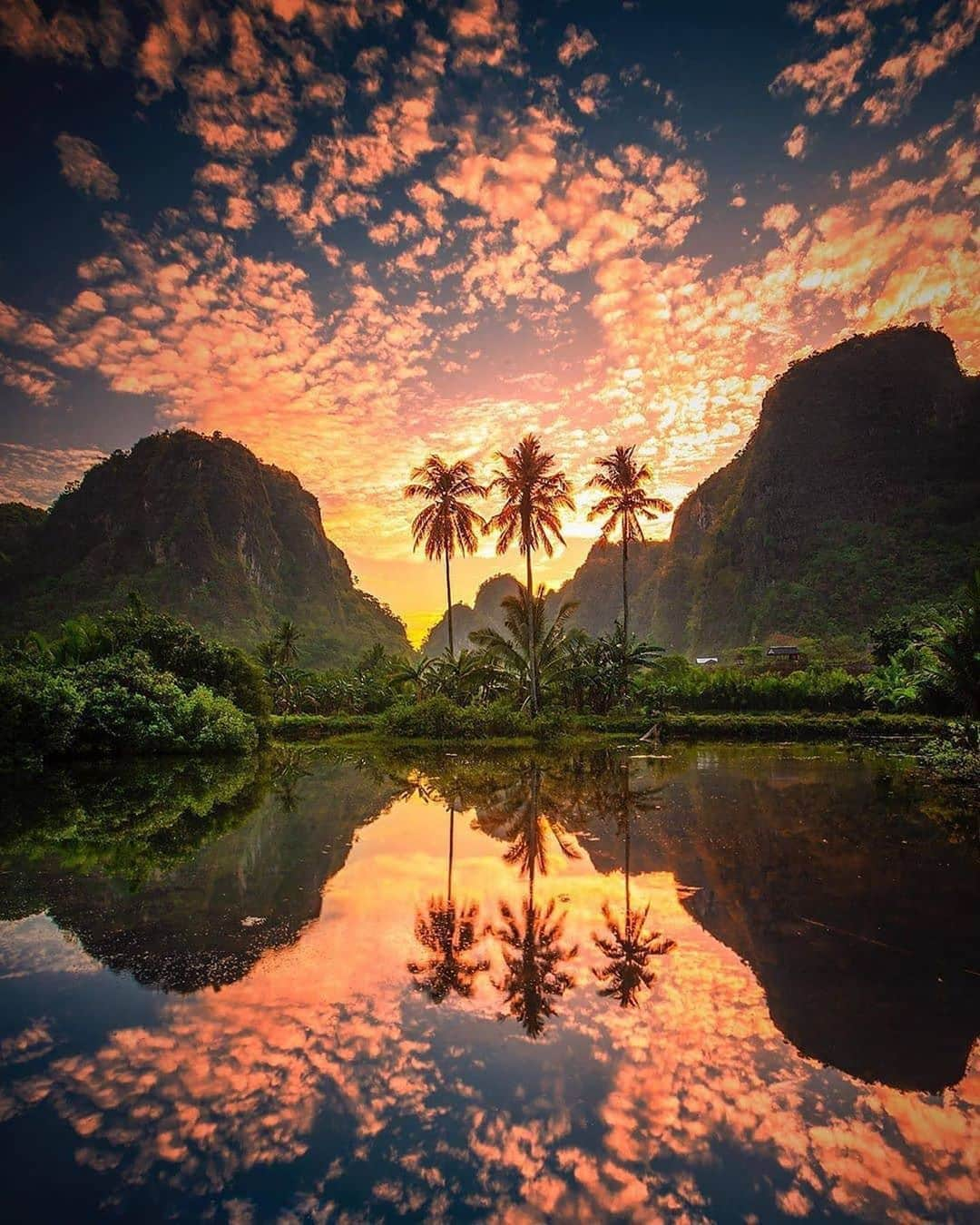 Canon Photographyさんのインスタグラム写真 - (Canon PhotographyInstagram)「What a stunning reflection in Indonesia.  Photography // @lelaki_pendusta_  Curated by @steffeneisenacher  #indonesia #indonesian #sunsetphotography #sunset #reflectiongram」8月16日 16時24分 - cpcollectives