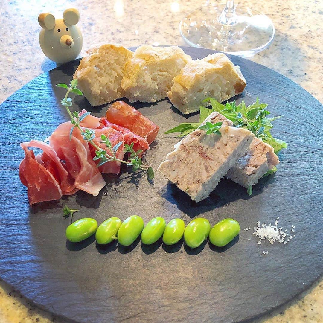 榊山敬代のインスタグラム：「🌿🥩🥖🍾… ・  休日土曜日のランチは しゅわしゅわ日和にて おつまみプレート制作  昨日のメニューは📝…  午前買い出しの際に 連れてかえりました  パテとプロシュートと パンと色々盛りつける  オリーブの実も迷いましたけど 前回に引き続きまして枝豆の巻  しばらくは枝豆さんが大活躍の季節哉  たまには手抜きランチも 気分転換とご褒美のとき ・ ・  #夏休み …🎐… ・ ・ 昨日では終戦記念日の節目でしたが 亡くなられた多くの命へ手を合わせ  未来へ明るい平和をおもうとき　  そして  今年はコロナの影響で いろいろ見つめ直す時  これまでを振りかえると 忙しすぎて大切な時間を 見落としていたかもなぁ  最近時間に追われないように 余裕をもって過ごす計画にて  新たにバージョンアップ できるようにリセット中  カラダと心のバランス 共に大切にしたいとき ・ ・ さてきょうの夕方は出かける予定 でしたけど暑すぎるので中止して おうちでおやつタイムに変更の巻 ・ ・ #おうち時間 #熱中症対策 ・ ・ ・ #おうちごはん #おうち大好き #enjoyhome ・ ・  ・ ・ #夕食 #dinner 前の #おつまみ #お肉 #meat #pork #豚肉 #プロシュート #prosciutto #brut #しゅわしゅわ#枝豆#soy #vegetable #bread# sawamura #Baguette #wine #artist #kitchen #cooking #日本画家 の #お料理こんなもん」