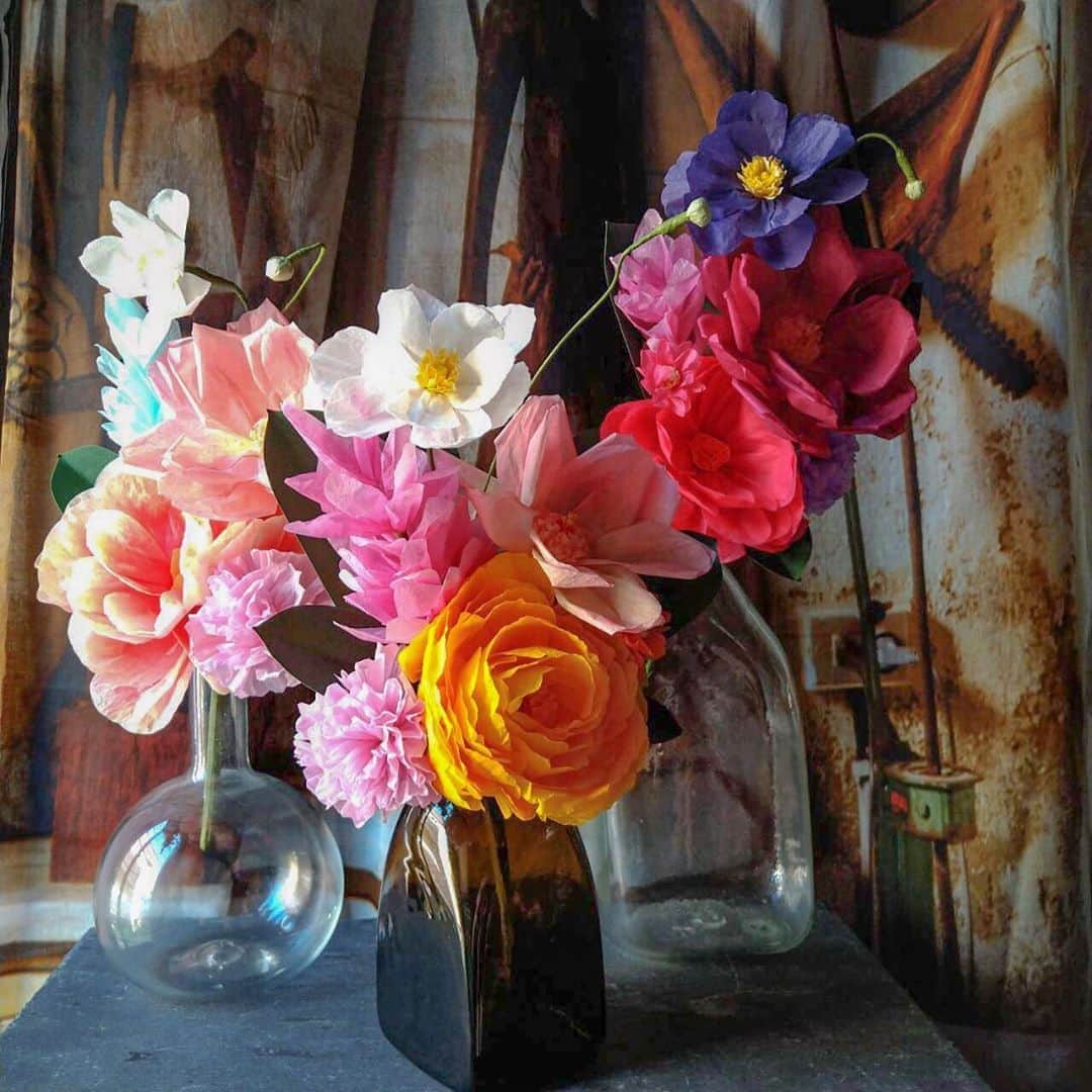 H.P.DECOさんのインスタグラム写真 - (H.P.DECOInstagram)「【NEW ARRIVAL】 NYのアーティストLIVIA CETTI(リヴィア・チェティ)の手掛けるペーパーフラワーブーケが入荷いたしました。 クレープペーパーを丁寧に染め上げ、花弁を丁寧に形づくり、生花同様に息吹を吹き込まれた作品です。 一輪挿しに挿すだけでドラマティックに空間を彩ります。ギフトにもお勧めです🌹  #thegreenvase #liviacetti #リヴィアチェティ #ペーパーフラワー #paperflowers #lasoufflerie #ラスフルリー #interior #art #暮らし #hpdeco #hpdecoaosando #ny #paris #アート感のある暮らし #花のある暮らし」8月16日 16時26分 - atelier_ma_vie