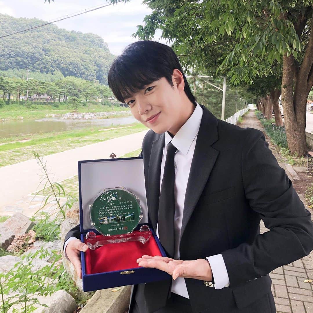 チ・ミンヒョクのインスタグラム：「영광스럽게도 저희 아버지의 고향인 괴산의 지역홍보대사가 되었습니다!!😊 명절때 조상님들께 인사드리러 가거나 휴가때 놀러가던 곳을 처음으로 홍보대사로써 가보니 정말 감회가 새로웠습니다👍🏻👍🏻 좋은기회 주셔서 너무 감사드리고 앞으로도 열심히 하겠습니다!!! #지역홍보대사#괴산」