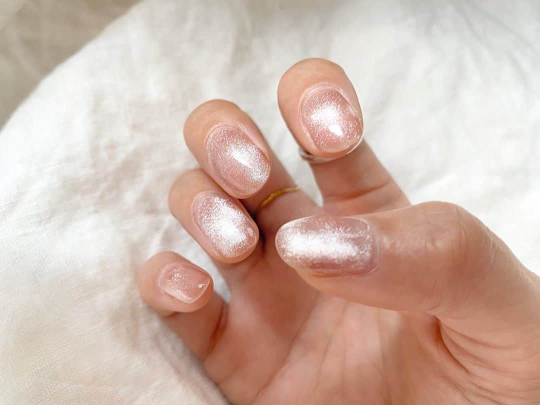 難波礼華のインスタグラム：「new nails💅 マグネットネイルにしてもらった💖 キラキラちょー可愛い！！ @___minmix___ ありがと💖」