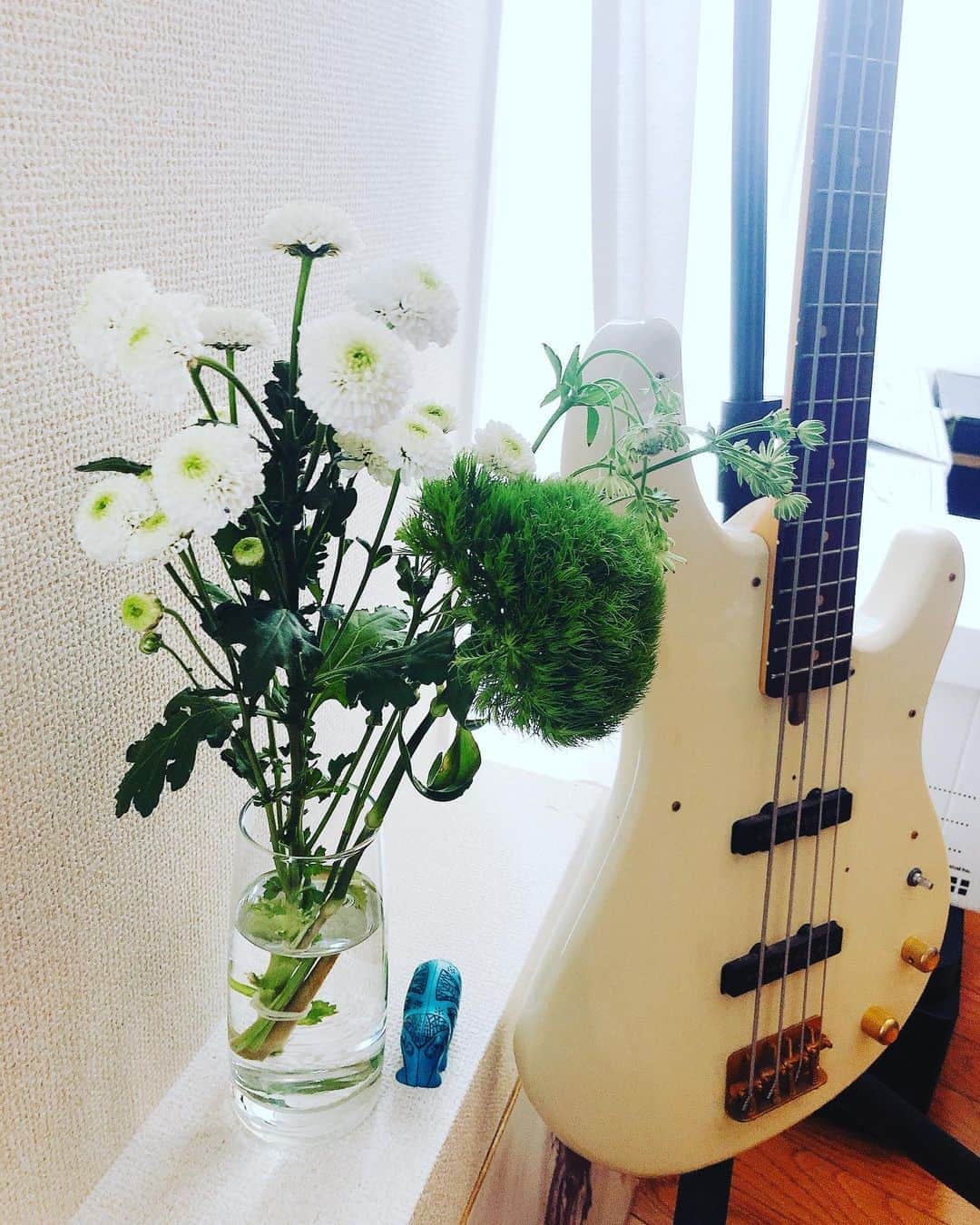 LOVEのインスタグラム：「お盆用に、お花だけでも。 ご先祖様やら、友やら。お元気かしら。  BONボン鳴るといえばベース。 (正確にはBOOM BOOM)  ありがたき制作盆です。」