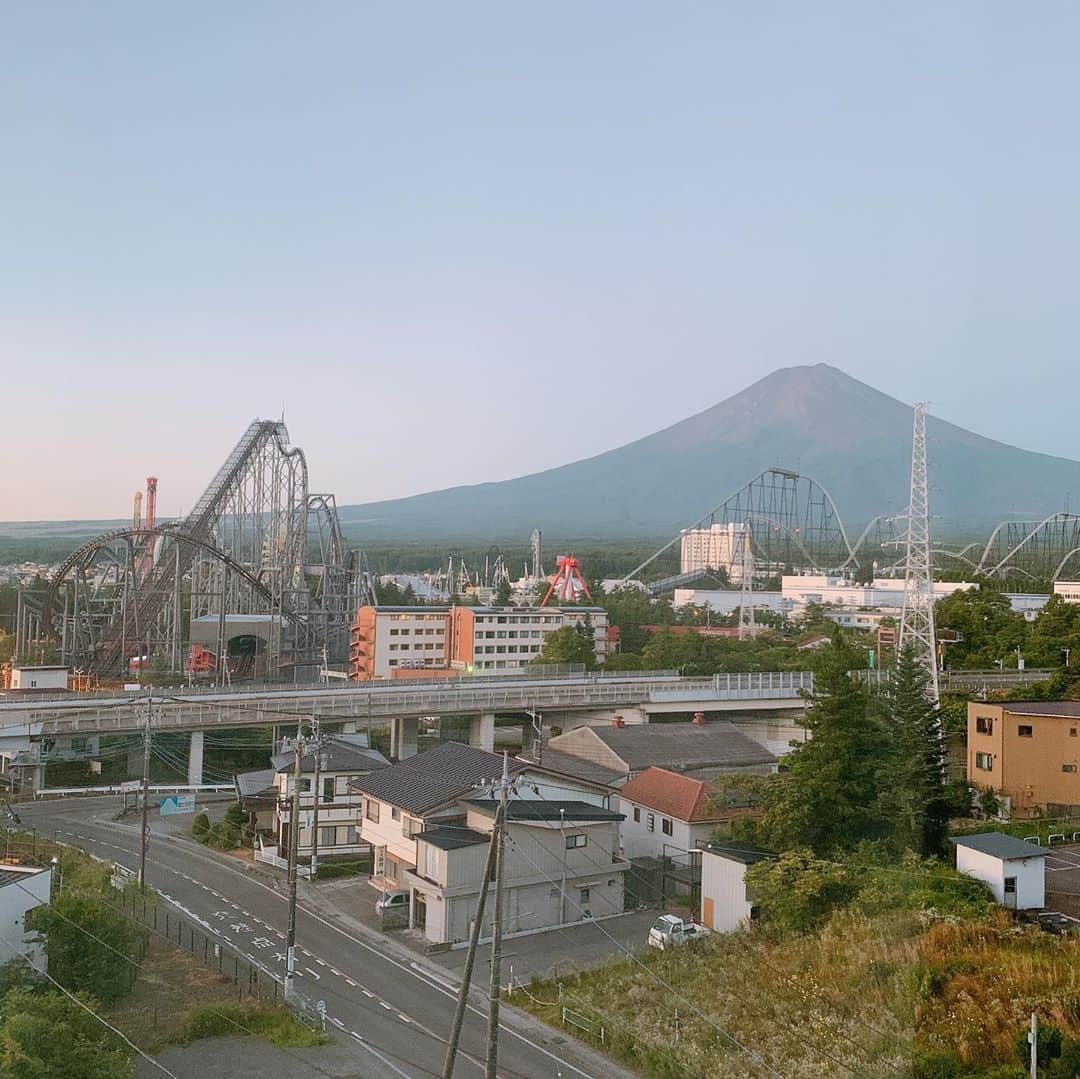 澤野井香里さんのインスタグラム写真 - (澤野井香里Instagram)「朝は富士山🗻を目の前に臨みながら頂く朝食🥞を楽しみに予約してたけど、急遽#富士急ハイランド 前にある#コメダ珈琲 富士吉田店に変更😝﻿ ﻿ 偶然見つけた線路沿いにあって行き交う電車🚃が目の前に見える#子鉄 にはたまらないところ💡笑﻿ ﻿ モーニング🥪しながら、#トーマス電車 に#リサとガスパール電車 、その他ローカル電車もたくさん見れる穴場スポット❣️ ﻿ ここでしか見れない#富士山特急 を見せてあげたくて時刻表調べて#富士急ハイランド駅 にも行ったのにコロナの為運休とのことでしょんぼりしてたらたまたま#スーパーあずさ を見れて大満足のSでした✨﻿ ﻿ だんだんマニアックになってくSに付いてくのが大変🤣w﻿ ﻿ #ks_20✨ #ks_yamanashi✨ #夏休み #お盆休み #家族旅行　#国内旅行　#山梨 #富士急 #富士吉田 #富士急ハイランド #山梨旅行 #山梨観光 #S⭐️_ #M🍒_ #s⭐️m🍒」8月16日 16時36分 - kaori_sawanoi