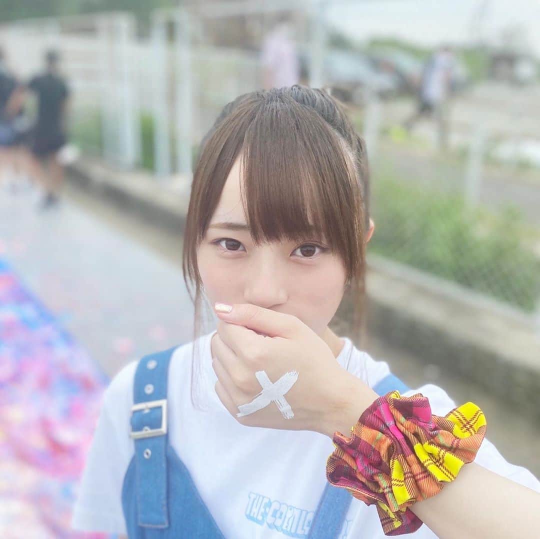 ザ・コインロッカーズのインスタグラム：「「夢がない僕が夢をみたんだ」Music Video撮影オフショット📸  髪が伸びてポニーテールができるようになってうれしい有働ちゃんです🧏‍♀️💗  #コインロッカーズ #コイロカ #コイロカオフショット #有働優菜」