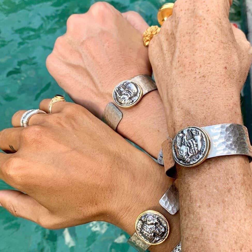 ベックスロックスのインスタグラム：「Style with purpose. One world, one tribe. Everyone is welcome.  ⠀⠀⠀⠀⠀⠀⠀⠀⠀ The Gajah unisex cuff preserving craft using a 3000 year old jewellery technique whilst supporting artisan communities.  ⠀⠀⠀⠀⠀⠀⠀⠀⠀ To order contact thestudio@bexrox.com or DM  ⠀⠀⠀⠀⠀⠀⠀⠀⠀ ⠀⠀⠀⠀⠀⠀⠀⠀⠀ ⠀⠀⠀⠀⠀⠀⠀⠀⠀ ⠀⠀⠀⠀⠀⠀⠀⠀⠀ ⠀⠀⠀⠀⠀⠀⠀⠀⠀ ⠀⠀⠀⠀⠀⠀⠀⠀⠀ #jewelswithsoul #ethicaljewelry #inclusivity #conciousjewels #sustainableluxury」