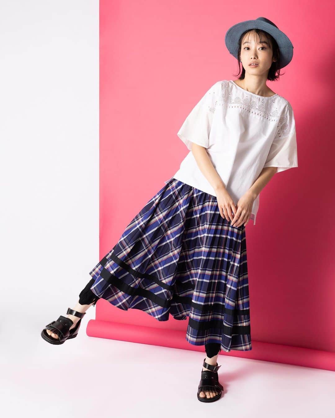 ネ・ネットさんのインスタグラム写真 - (ネ・ネットInstagram)「HUG MADRAS﻿ ﻿ 秋を感じさせるような、深みのあるカラフルさが特徴のマドラスチェック生地で作られたアコーディオンプリーツスカート。シンプルにカットソーやブラウスと合わせるのはもちろんですが、ワンピースと合わせ、マドラスチェックをちらりとのぞかせるのもおすすめのスタイリングです。 歩くたびに空気を含む分量感のスカートは、女性らしい魅力が増す1枚です。 ﻿ ﻿ #ネネット #nenet #新作 #new #autumn #winter #2020 #collection #hug #madras #skirt #pleats #tokyo #japan」8月16日 16時46分 - nenet_official