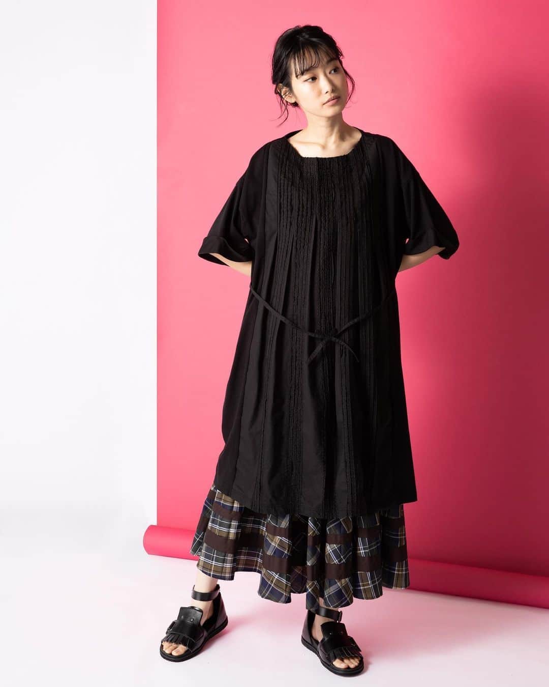 ネ・ネットさんのインスタグラム写真 - (ネ・ネットInstagram)「HUG MADRAS﻿ ﻿ 秋を感じさせるような、深みのあるカラフルさが特徴のマドラスチェック生地で作られたアコーディオンプリーツスカート。シンプルにカットソーやブラウスと合わせるのはもちろんですが、ワンピースと合わせ、マドラスチェックをちらりとのぞかせるのもおすすめのスタイリングです。 歩くたびに空気を含む分量感のスカートは、女性らしい魅力が増す1枚です。 ﻿ ﻿ #ネネット #nenet #新作 #new #autumn #winter #2020 #collection #hug #madras #skirt #pleats #tokyo #japan」8月16日 16時46分 - nenet_official