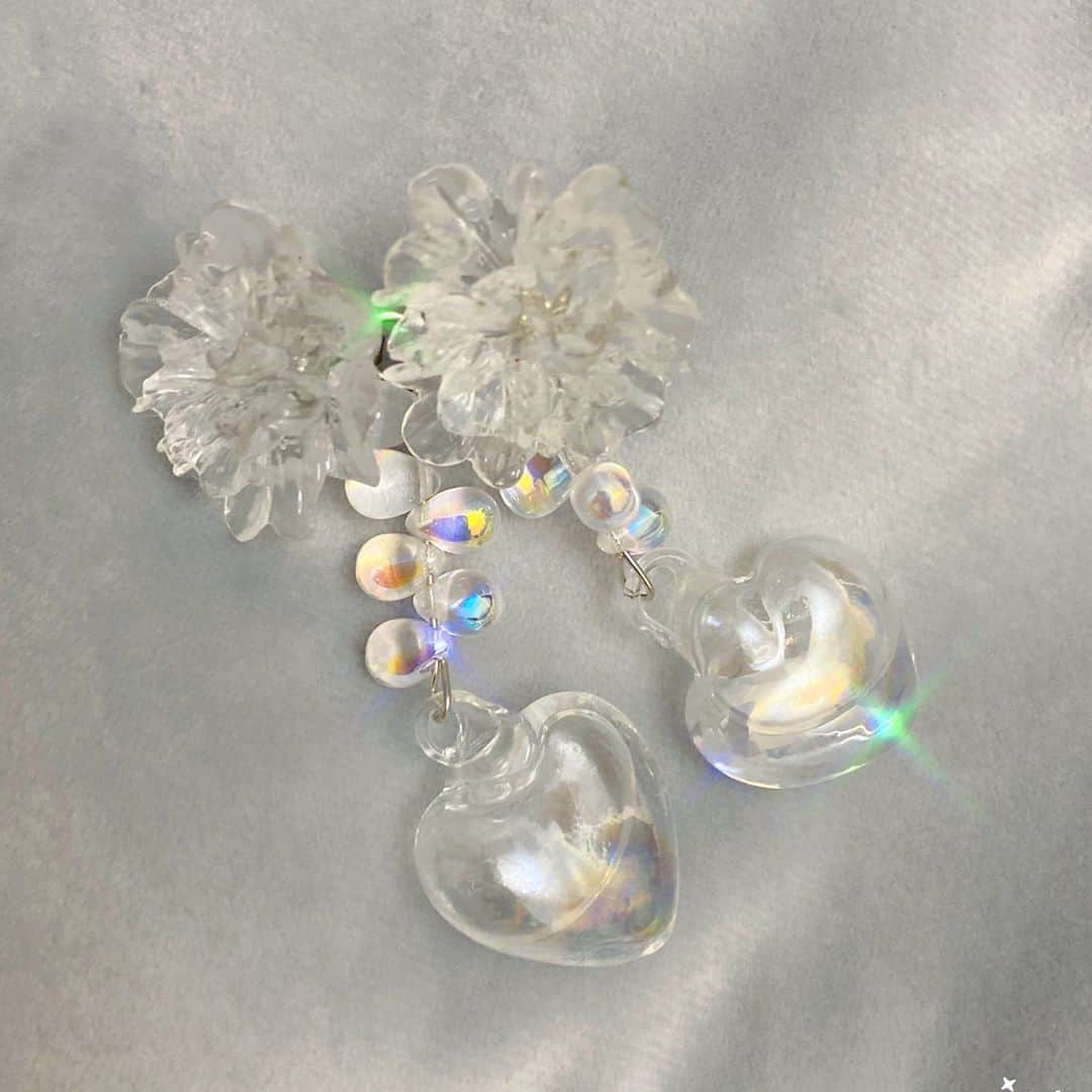 みゅうみゅうさんのインスタグラム写真 - (みゅうみゅうInstagram)「. . . . めっちゃ可愛い🥺💓 . 今日みたいな良いお天気の日に着けたら太陽の光でめっちゃキラキラして可愛いよねっっ✨✨ . 夜は夜でオレンジ照明に照らされたらもう…はぁ…🍊💕 . . @mignonnebijoux_accessory  . . 新宿ルミネエストさんやminneさんからGETできるよ🧸⭐️ . #love #accessory  #heart #flower」8月16日 16時52分 - miiiiiiiyu0214_official