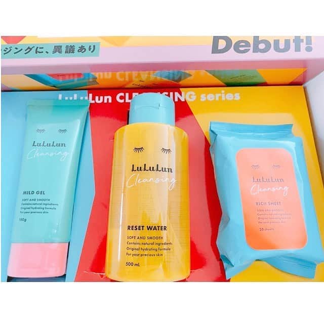 前田ゆかのインスタグラム：「#lululun から 肌&生活スタイルで選べる3つのクレンジングが発売。  普段からクレンジングは肌への負担が少ないクリームやジェルタイプを選ぶようにしています。  新しいタイプ別クレンジング ☆マイルドジェルは肌の負担を極力抑えた優しいクレンジング力にうるおいをプラス。  ☆リセットウォーター 上向きポンプで片手でプッシュ、どんどん使える大容量。濃いメイクポイントメークの時に使用してます。擦らずすっきりクリーンに落ちるのがポイント！  ☆リッチシート マイクロファイバーの極上ふわふわな小鳥の羽のような肌あたりの大判シート。疲れた夜も肌ストレスゼロ1枚で全顔OK。  落とすケアは美肌づくりの第一歩、続くコスメの浸透も良くなり 効果も高まります。 きれいをつくるクレンジングで夏肌もリセット✨  @lululun_jp  #ルルルンクレンジング  #ルルルン #クレンジング見直し」