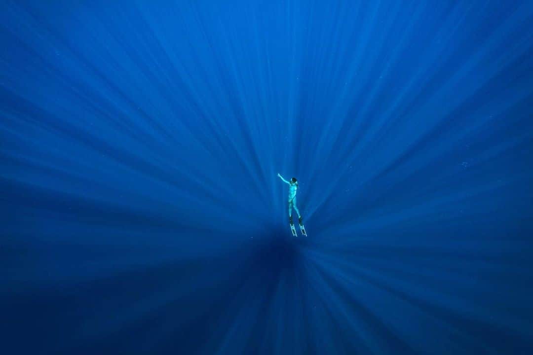 福田朋夏さんのインスタグラム写真 - (福田朋夏Instagram)「海に潜ると、人間って本当に小さいな〜って思う。でも人間もこの地球の一部分なんだよね🌏 広くて大きな海に潜ってると地球と繋がって気持ちいい😌🌏✨ Photo by @ryuzoshinomiya  @zero_wetsuits @yamamotowetsuits @alchemy_hellas @aqualungdivers」8月16日 17時05分 - tomoka_fukuda