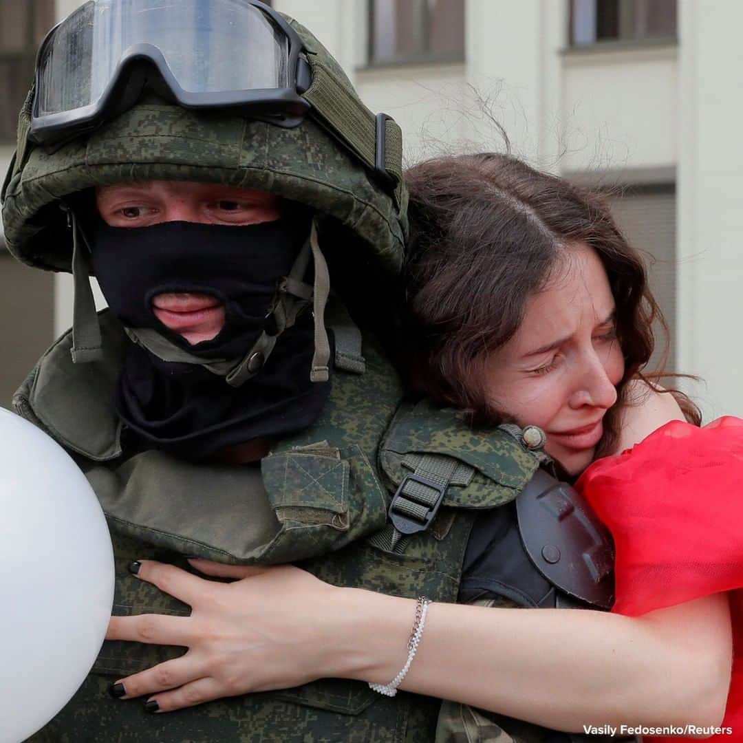 ABC Newsさんのインスタグラム写真 - (ABC NewsInstagram)「Woman embraces a member of Belarusian Interior Ministry troops, who stands guard during a demonstration in Minsk, Belarus. #belarus #protest」8月16日 16時59分 - abcnews
