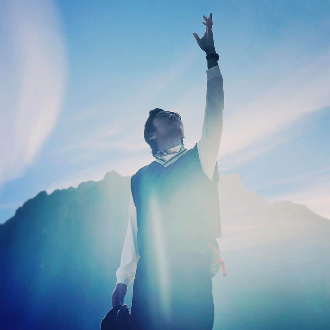 満島真之介さんのインスタグラム写真 - (満島真之介Instagram)「光を感じ、光を吸収すること。  自分の心が全てを作り出しているから、 素直に、清らかに、心を整え、愛そう。 世界に1人の自分を大切に..ね。  たくさんのありがとうを風に乗せて、天に。  in Machu Picchu 2019」8月16日 16時59分 - mitsushimax