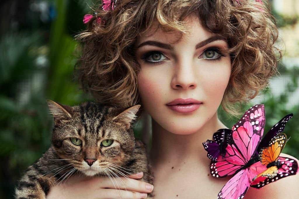 キャムレン・ビコンドヴァのインスタグラム：「Thank u for 14k followers, I’m so grateful to y’all 🙏🏻🍀💗  @camrenwhy #camrenbicondova #gotham #selinakyle #brulina #catwoman #kittycat #cat」