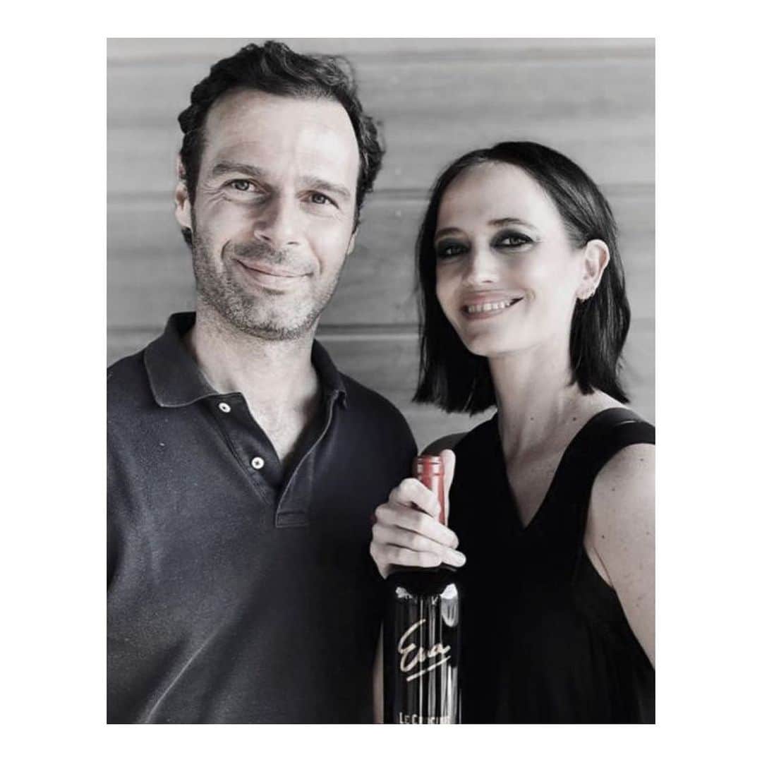 エヴァ・グリーンさんのインスタグラム写真 - (エヴァ・グリーンInstagram)「Special wine is best shared with family @lecrocine  #lecrocine #cuvéeeva #tuscanwine #cabernetfranc #family」8月16日 17時01分 - evagreenweb