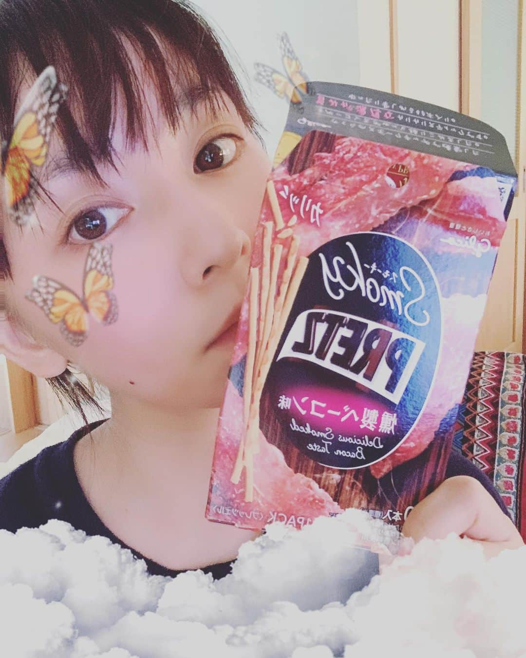 下川みくにさんのインスタグラム写真 - (下川みくにInstagram)「お菓子って普段あまり食べないけど 新顔を見つけたから買ってみたけど これ美味しい😄 お酒飲む人も好むハズぅ チーズ味もあったよーな🤔 見つけたら食べてみてね。 ファミマで発見したよ  #ファミマ#コンビニ#お菓子#スナック#PRETZ #薫製ベーコン味🥓 #燻製っていいよね #もう1パック買っておけばよかった #うまうま#美味しい#良い香り」8月16日 17時07分 - mikuni_shimokawa