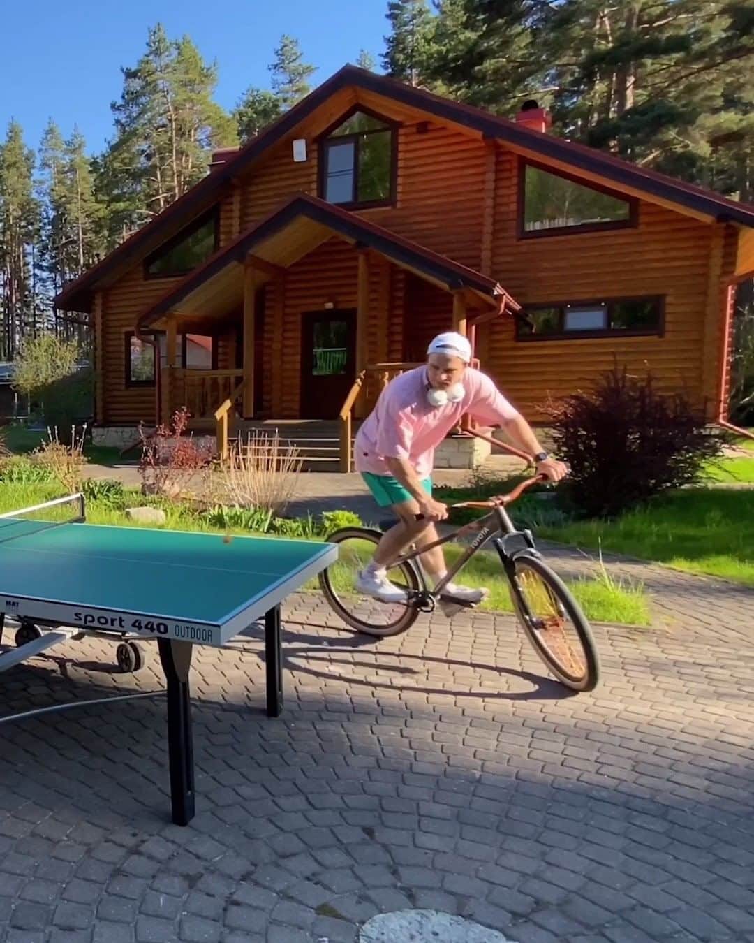 レッドブルのインスタグラム：「oh so THIS is why slo-mo was invented 😲🤯  🧙‍♂️: @vishneviy #redbull #givesyouwings #pingpong #slowmo #MTB #bike #fromwhereiride」