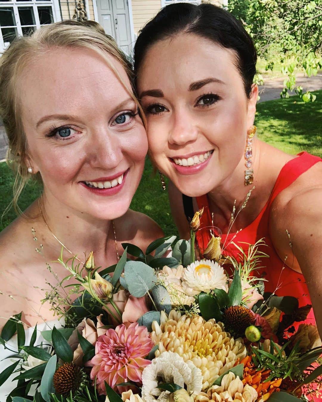 のインスタグラム：「Onnellisuusselfiellä heipat kesälle 2020!❤️ Haastavista ajoista huolimatta, niin paljon onnen aiheita tapahtunut ystäville tänä keväänä ja kesänä.❤️ Kiitollinen jokaisesta jaetusta hymystä ja halauksesta.❤️ Onnea rakkaat @tiinahaimi @mkiesilainen #TiiMi2020 . #onnellisuusselfie #kesä2020」